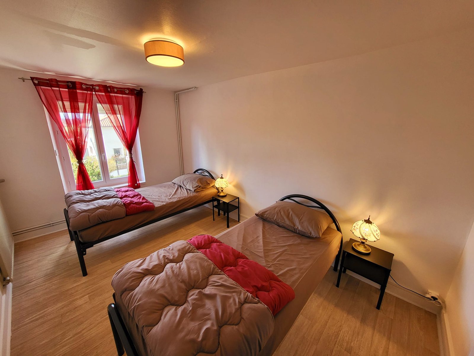Chambre à 2 lits du gîte d'étape D’Ici et D’Ailleurs à Saugues