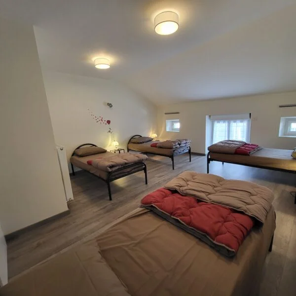 Chambre galta 4 personnes du gîte d'étape D’Ici et D’Ailleurs à Saugues