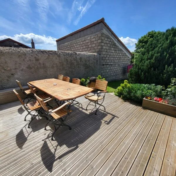 Terrasse fleurie du gîte d'étape D’Ici et D’Ailleurs à Saugues